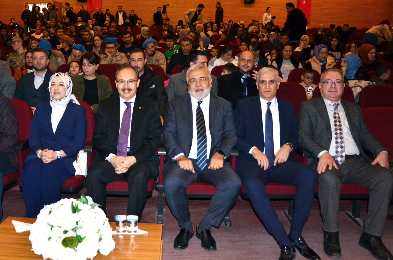 Dicle Elektrik engelleri sanatla aşıyor