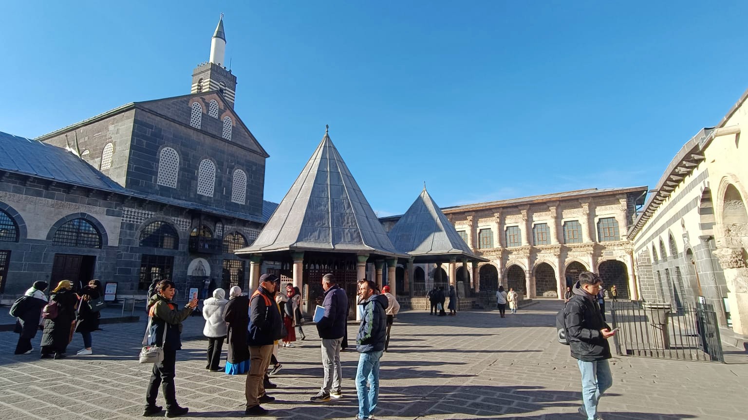 Soğuk havaya rağmen yerli turistlerden Diyarbakır'a yoğun ilgi: Burası adeta bir cennet!