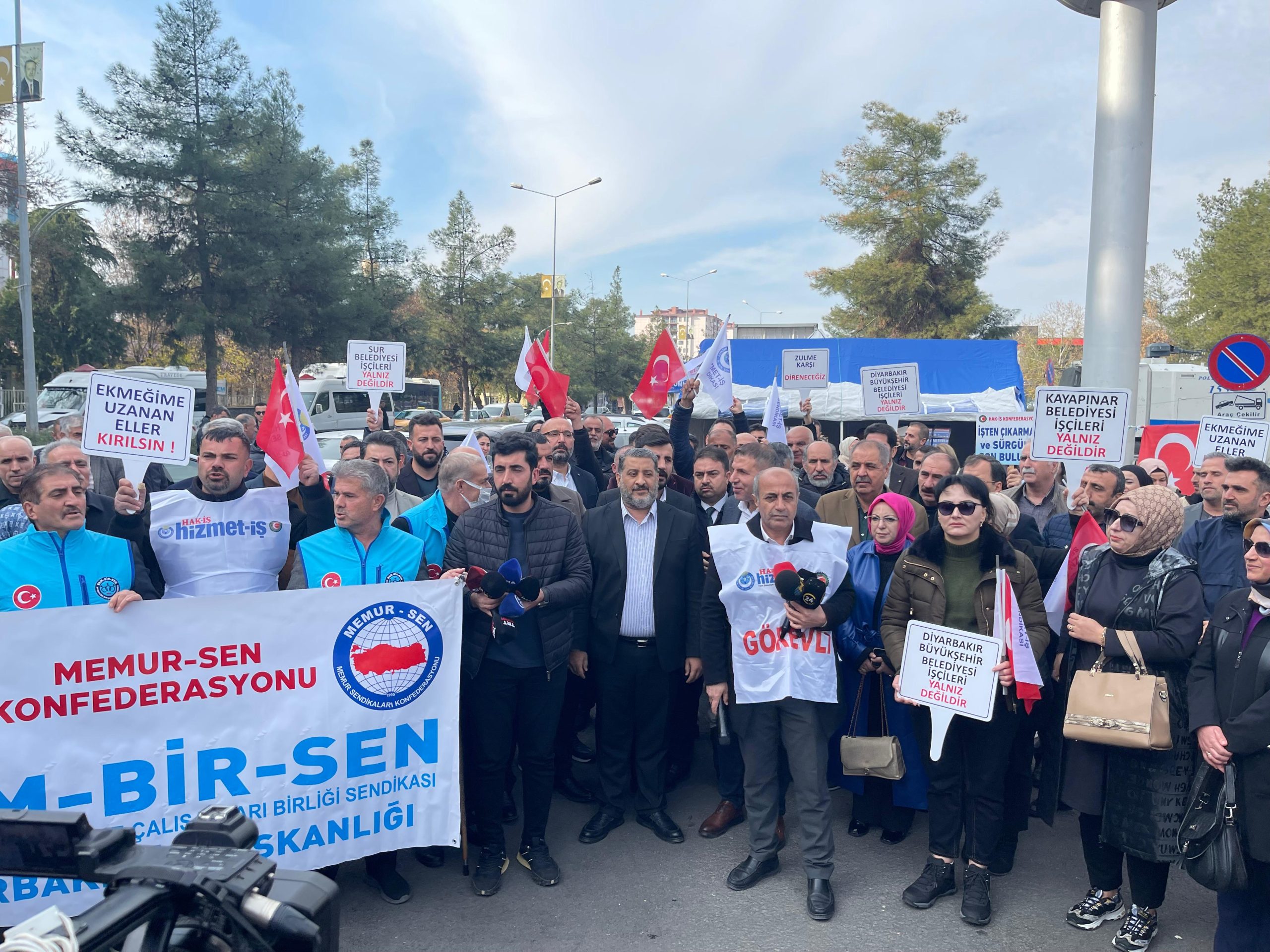 Diyarbakır Büyükşehir Belediyesi önünde AK Parti’den açıklama!
