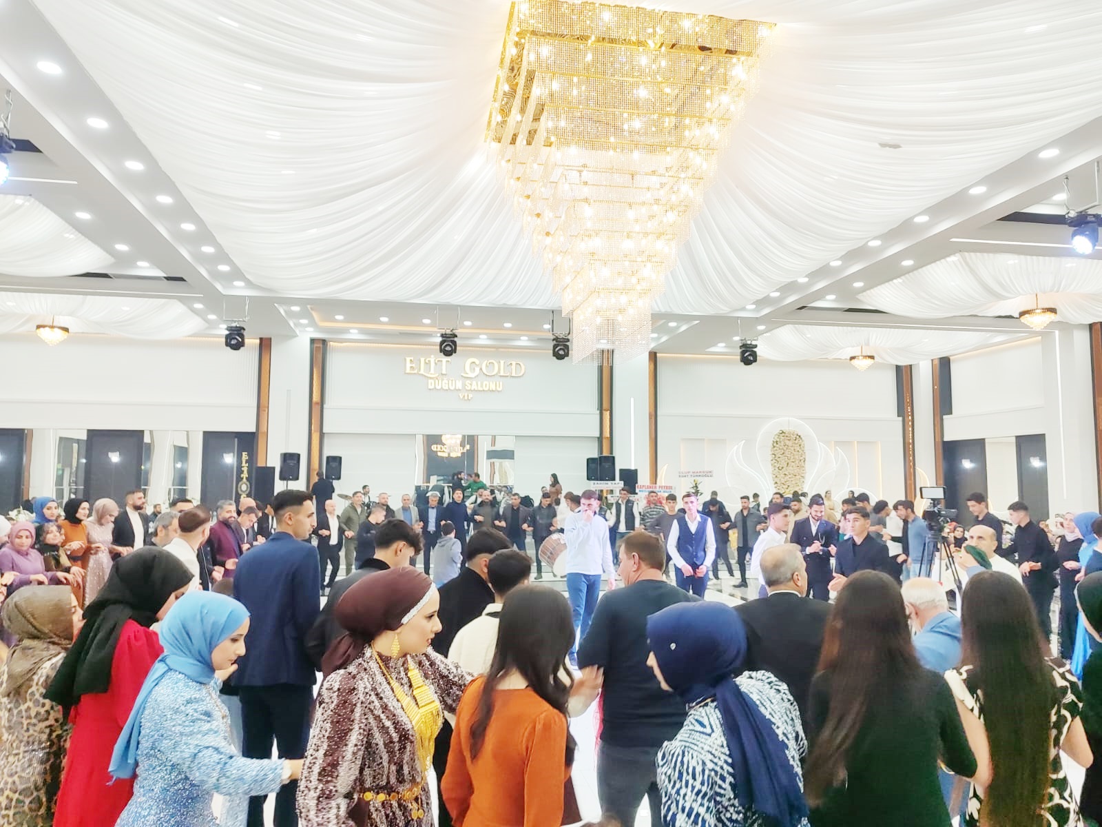 Diyarbakır'da sanat, siyaset ve iş dünyasını da buluşturan düğün