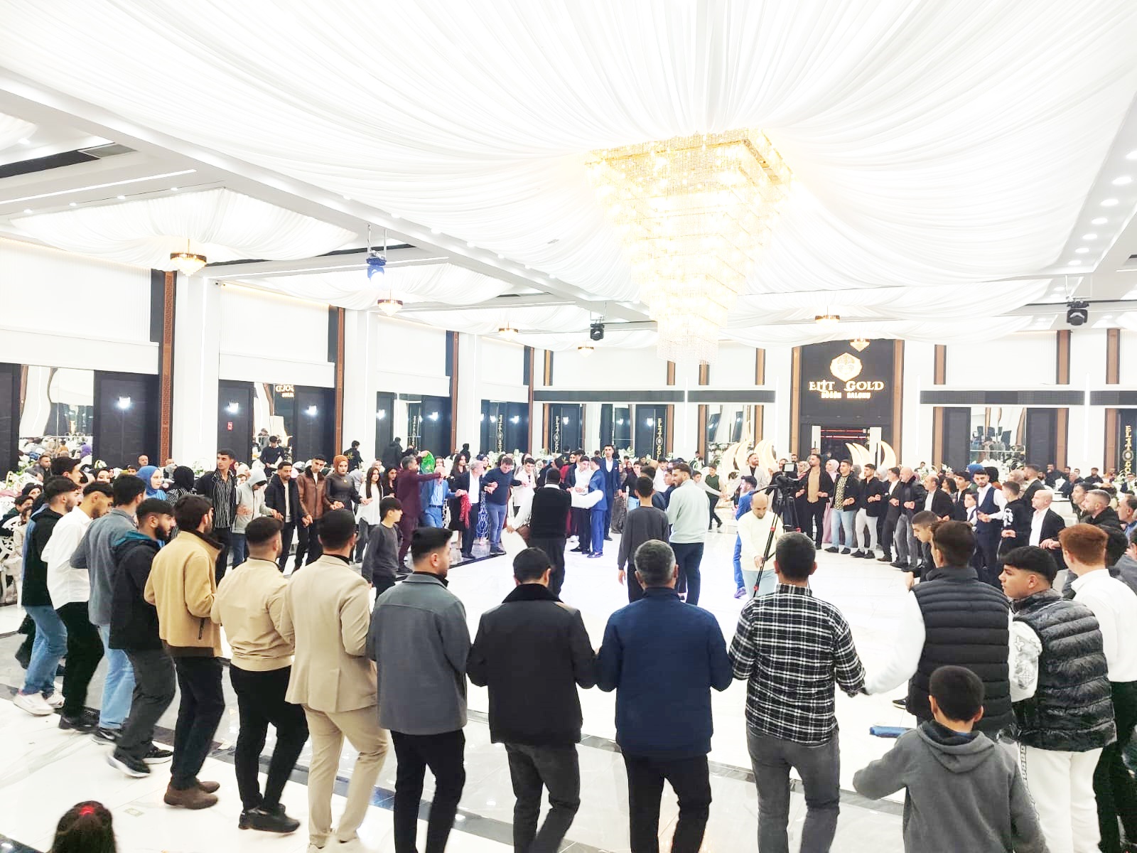 Diyarbakır’da sanat, siyaset ve iş dünyasını da buluşturan düğün
