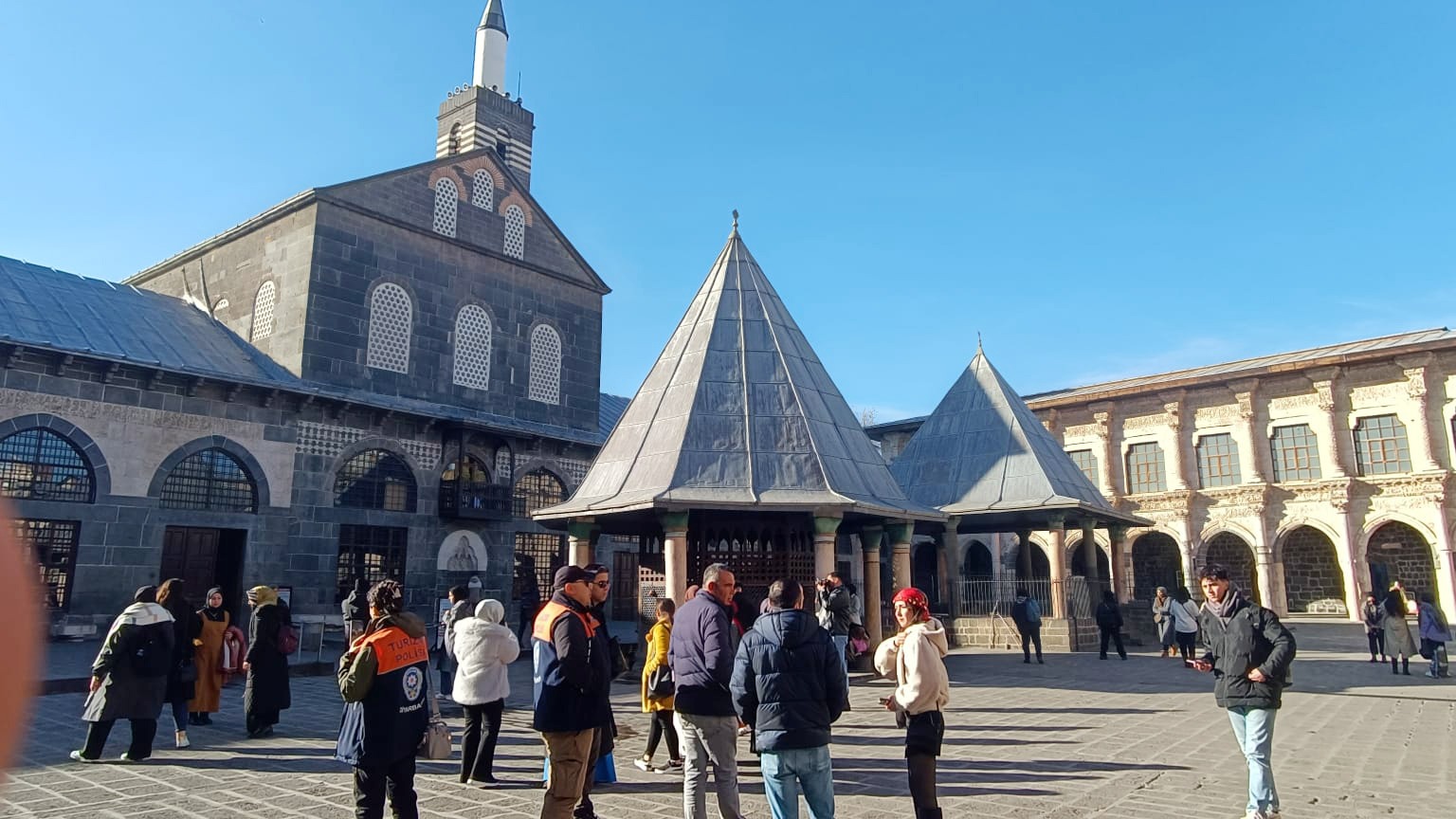 Soğuk havaya rağmen yerli turistlerden Diyarbakır’a yoğun ilgi:  Burası adeta bir cennet!