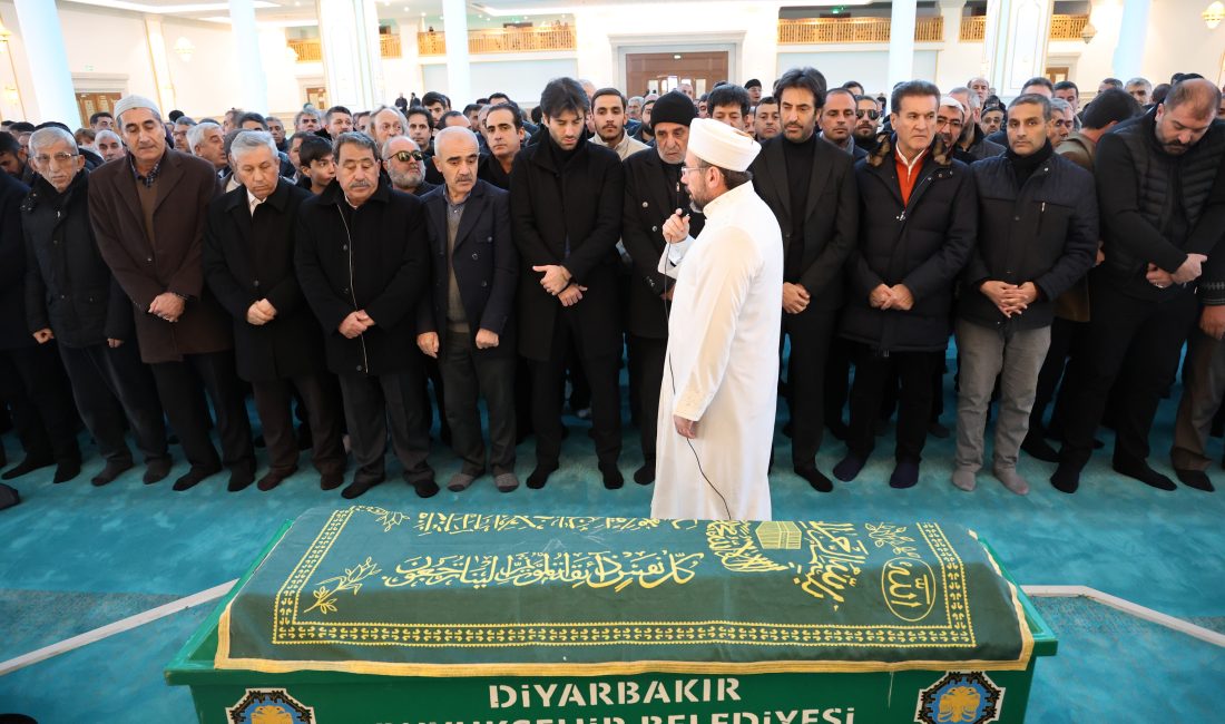 Mahsun Kırmızıgül’ün annesi Diyarbakır’da son yolculuğuna uğurlandı Şarkıcı ve yönetmen Mahsun