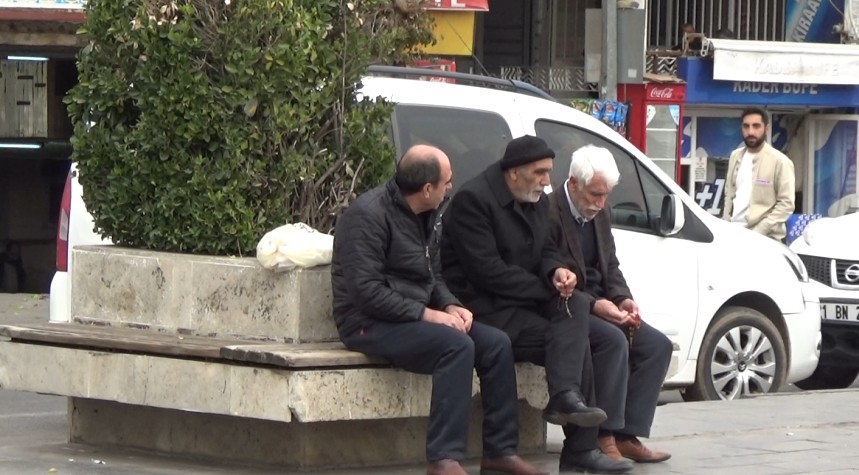 Diyarbakırlı emekliler maaşlarına yapılan zamdan memnun değil; İhtiyaçlarımızı karşılayamıyoruz!