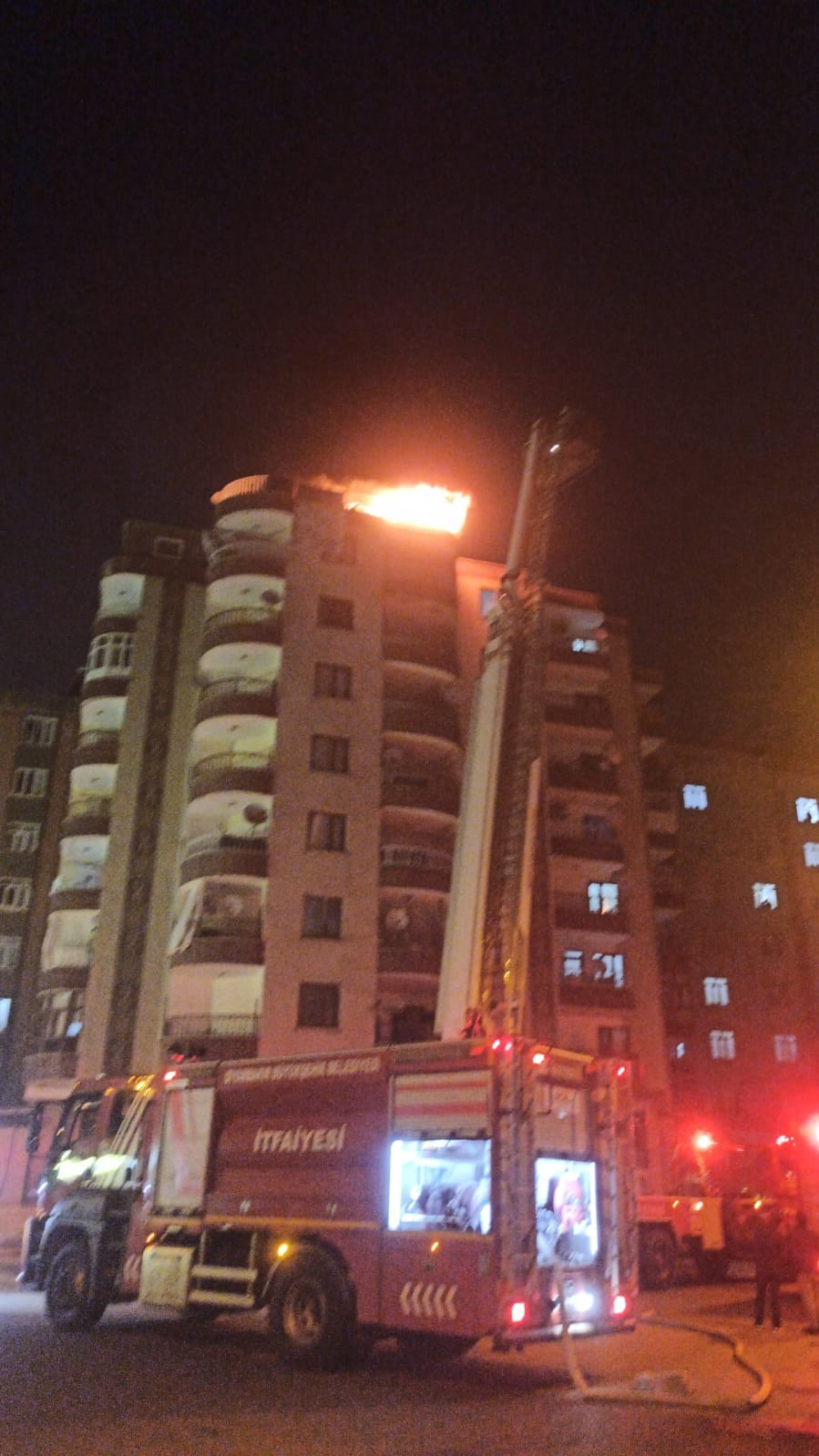 Diyarbakır’da apartmanın çatısında çıkan yangın korkuttu
