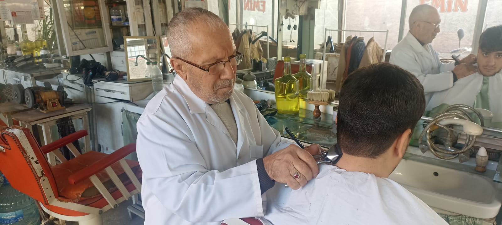 61 yıllık berber Emin ustadan takdirlik hareket; GÖNÜL TIRAŞI!