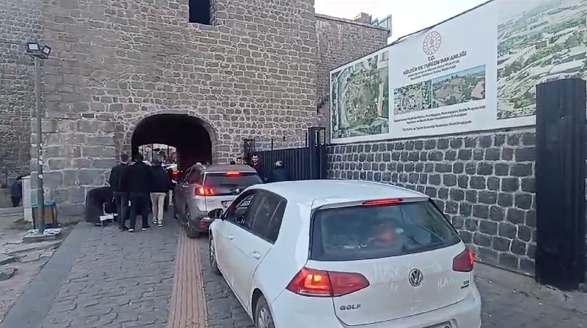 Sur’daki Hz. Süleyman Camii'nde trafik kaosu: Denetimler yetersiz!