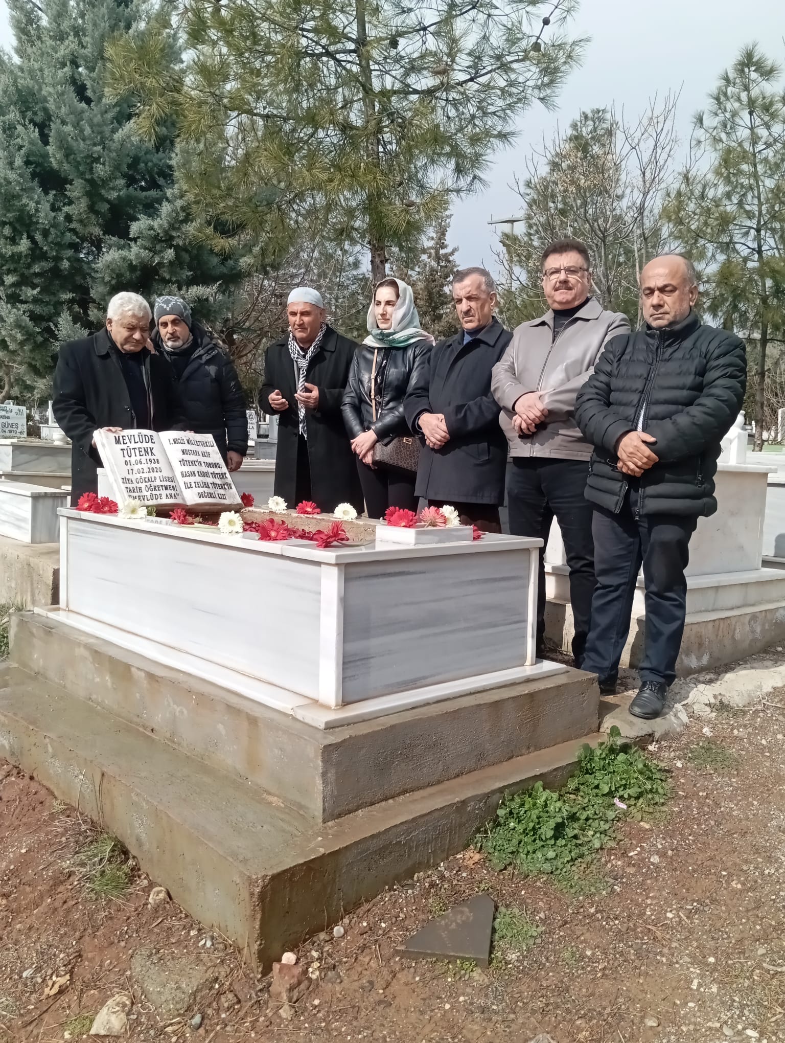 Ziya Gökalp Lisesi'nin efsane öğretmeni 5. senesinde mezarı başında anıldı