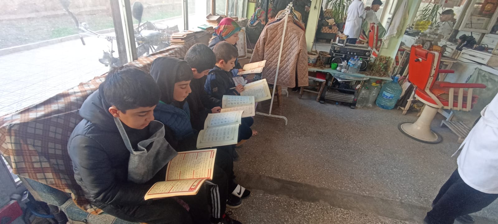 61 yıllık berber Emin ustadan takdirlik hareket; GÖNÜL TIRAŞI!