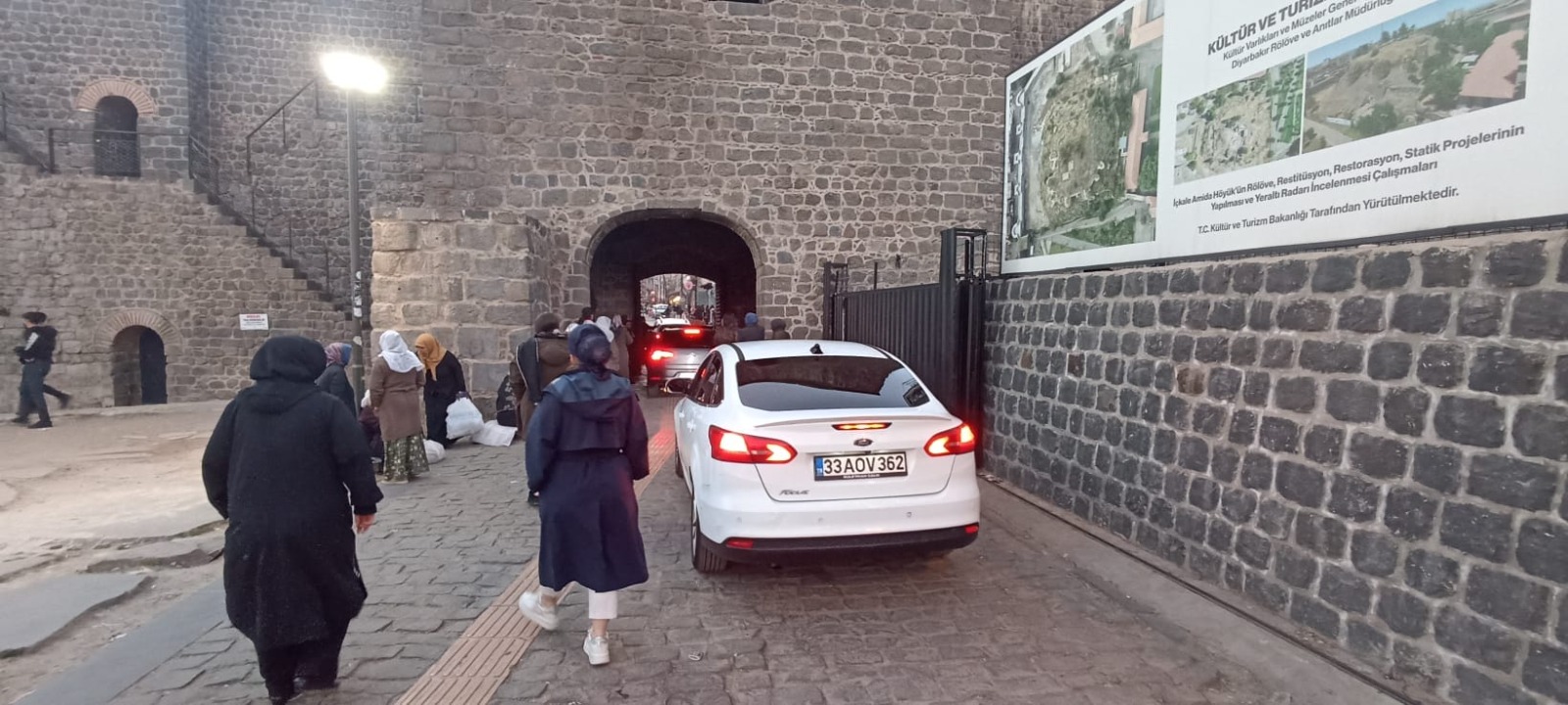 Sur’daki Hz. Süleyman Camii'nde trafik kaosu: Denetimler yetersiz!