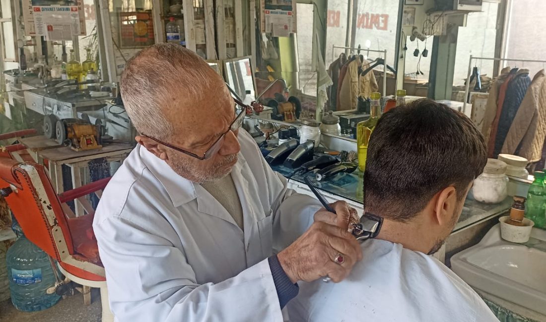 61 yıllık berber Emin ustadan takdirlik hareket; GÖNÜL TIRAŞI! Diyarbakır'da 61 yıldır berberlik
