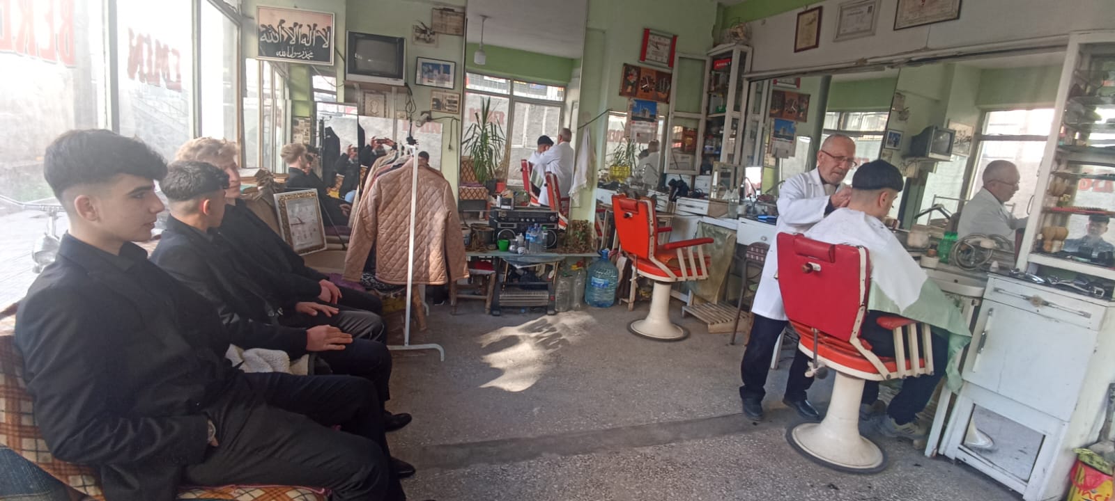 61 yıllık berber Emin ustadan takdirlik hareket; GÖNÜL TIRAŞI!