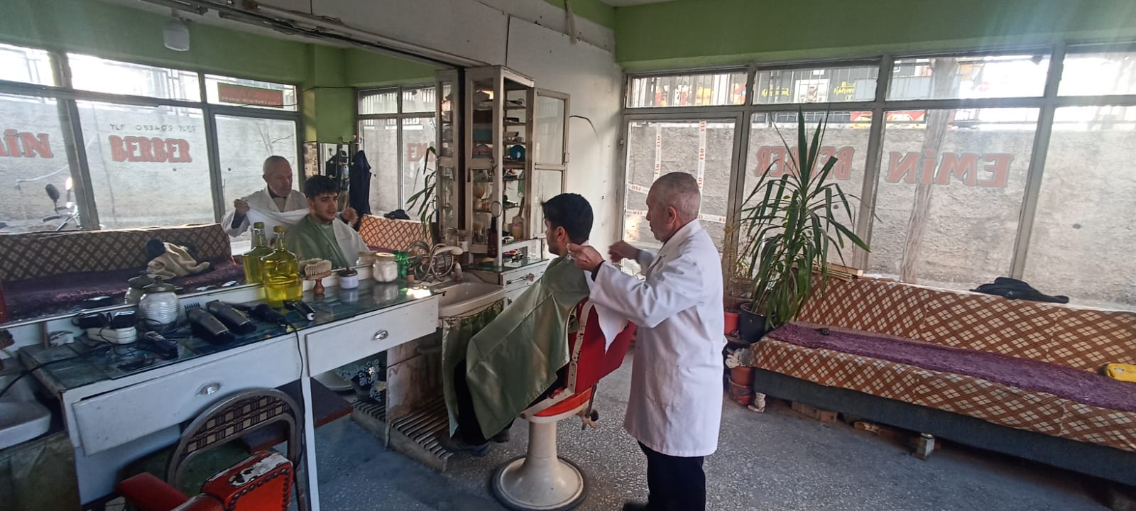 61 yıllık berber Emin ustadan takdirlik hareket; GÖNÜL TIRAŞI!