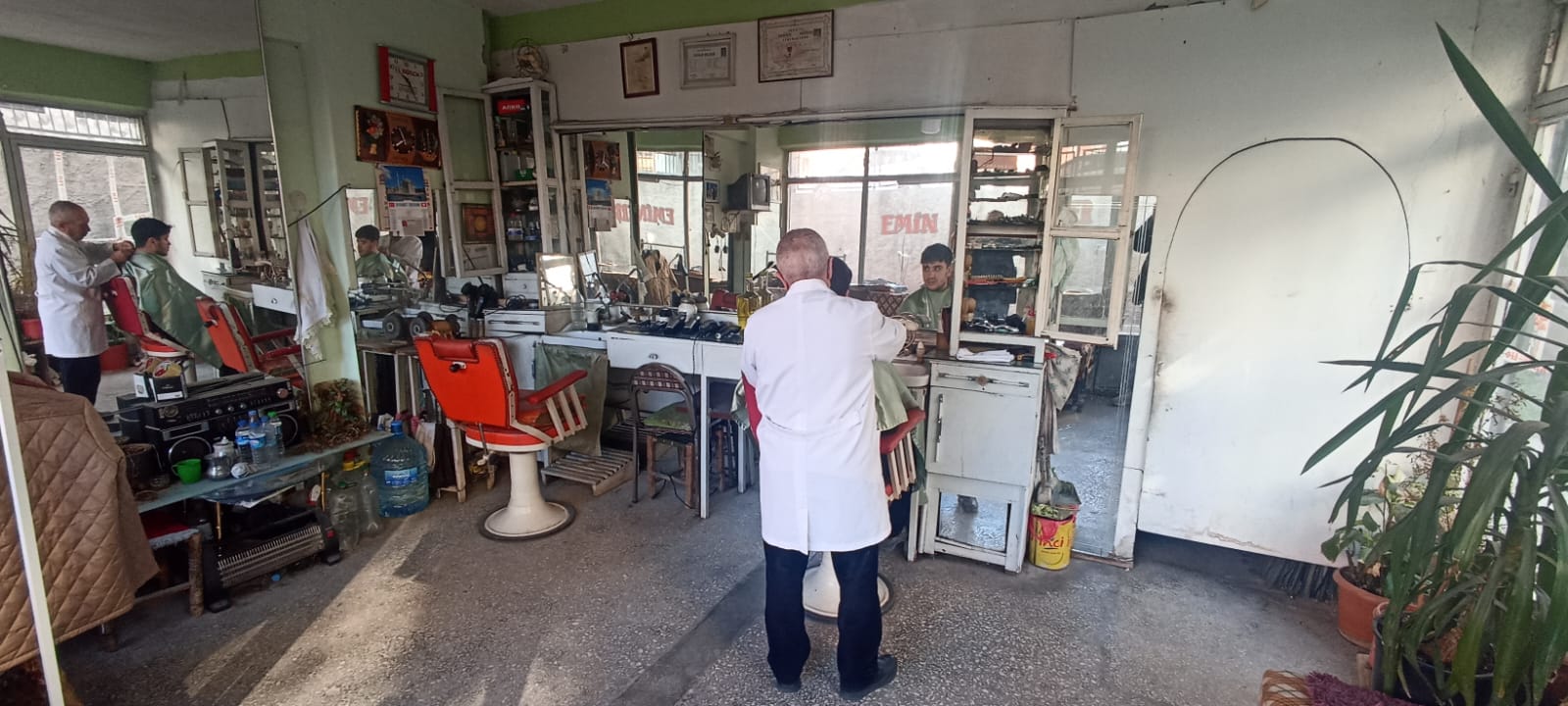 61 yıllık berber Emin ustadan takdirlik hareket; GÖNÜL TIRAŞI!