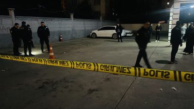 Düğün salonu önünde silahlı ve bıçaklı kavga: 3 yaralı