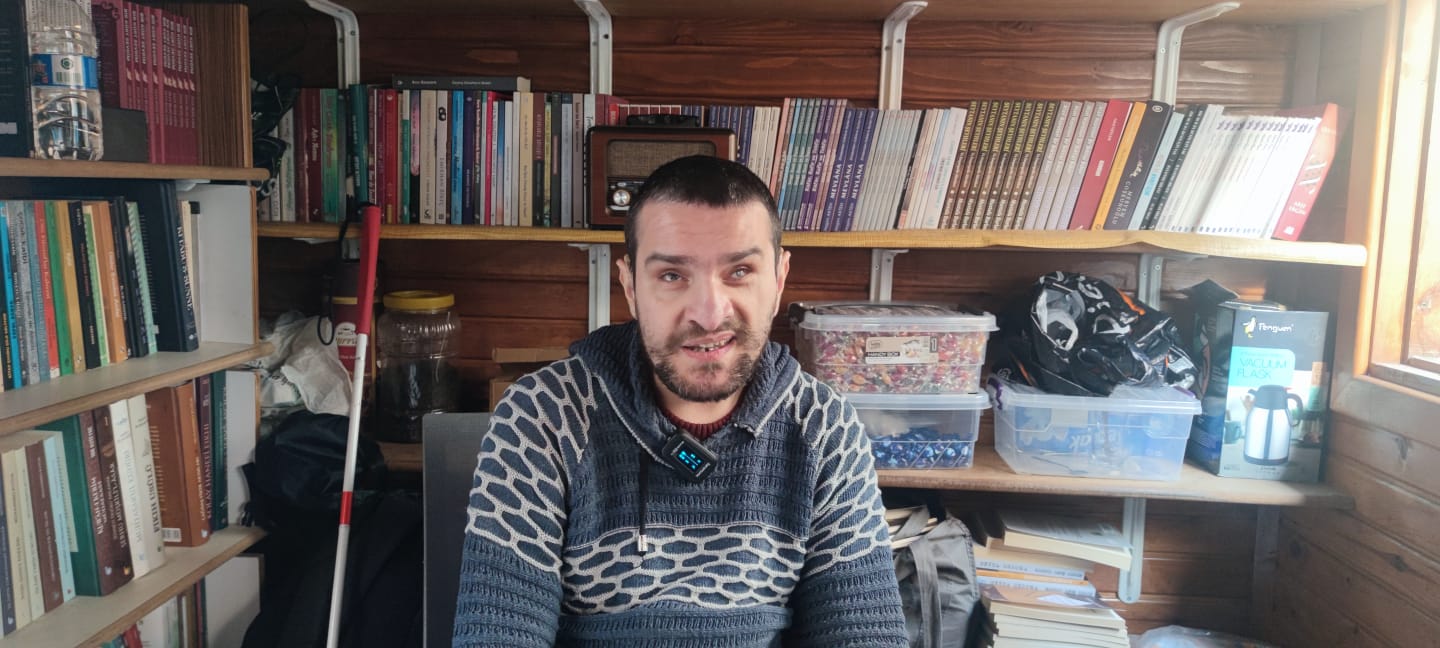 Görme engelli kitapçıdan depremzedeler için klip!