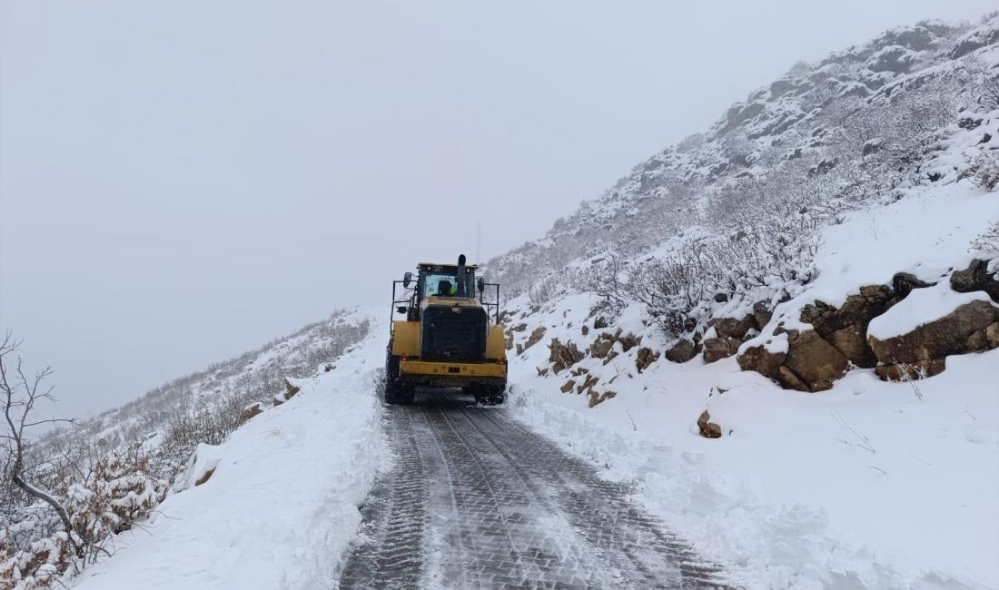 Kardan kapanan kırsal mahalle yolları ulaşıma açılıyor Diyarbakır Büyükşehir Belediyesi ekipleri,