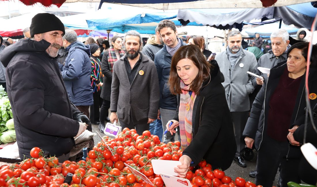 Semt Pazarı’nda esnafa Kürtçe fiyat etiketleri dağıtıldı Diyarbakır Büyükşehir Belediyesi Eş