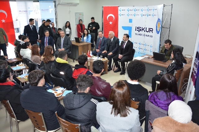 Vali Zorluoğlu ve Rektör Eronat öğrenciler ile bir araya geldi Diyarbakır Valisi Murat Zorluoğlu