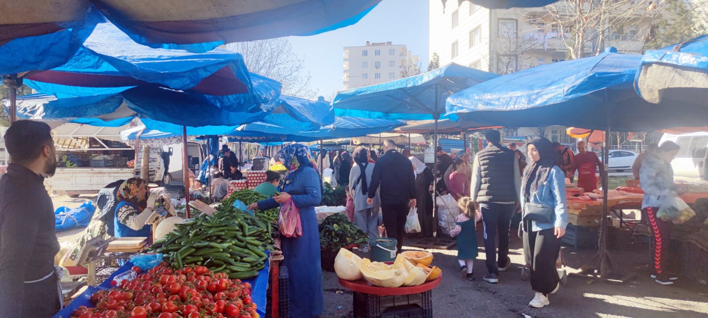 Diyarbakır’daki semt pazarlarında fiyatlar vatandaşın cebini yakıyor: Pazardan eli boş dönüyorlar!