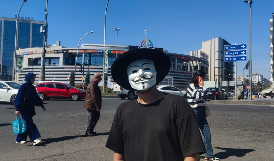 Diyarbakır'da Vendetta maskesiyle dans