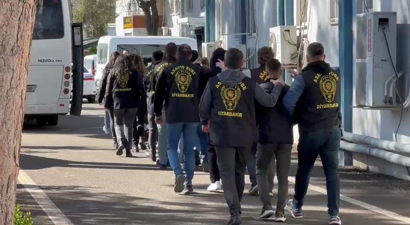 Diyarbakır'daki nevroza yankesicilik için gelen 14 şüpheli çaldıkları 19 telefonla yakalandı