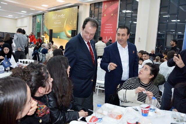 Rektör Eronat iftar yemeğinde öğrencilerle bir araya geldi Dicle Üniversitesi ve Mehmet-Esra