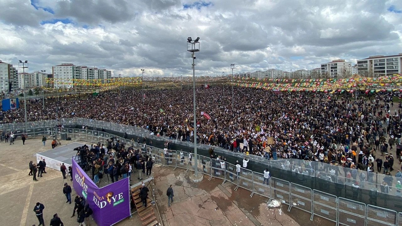 Diyarbakır Meydanı’nda Milyonlar ‘BARIŞ’ dedi…