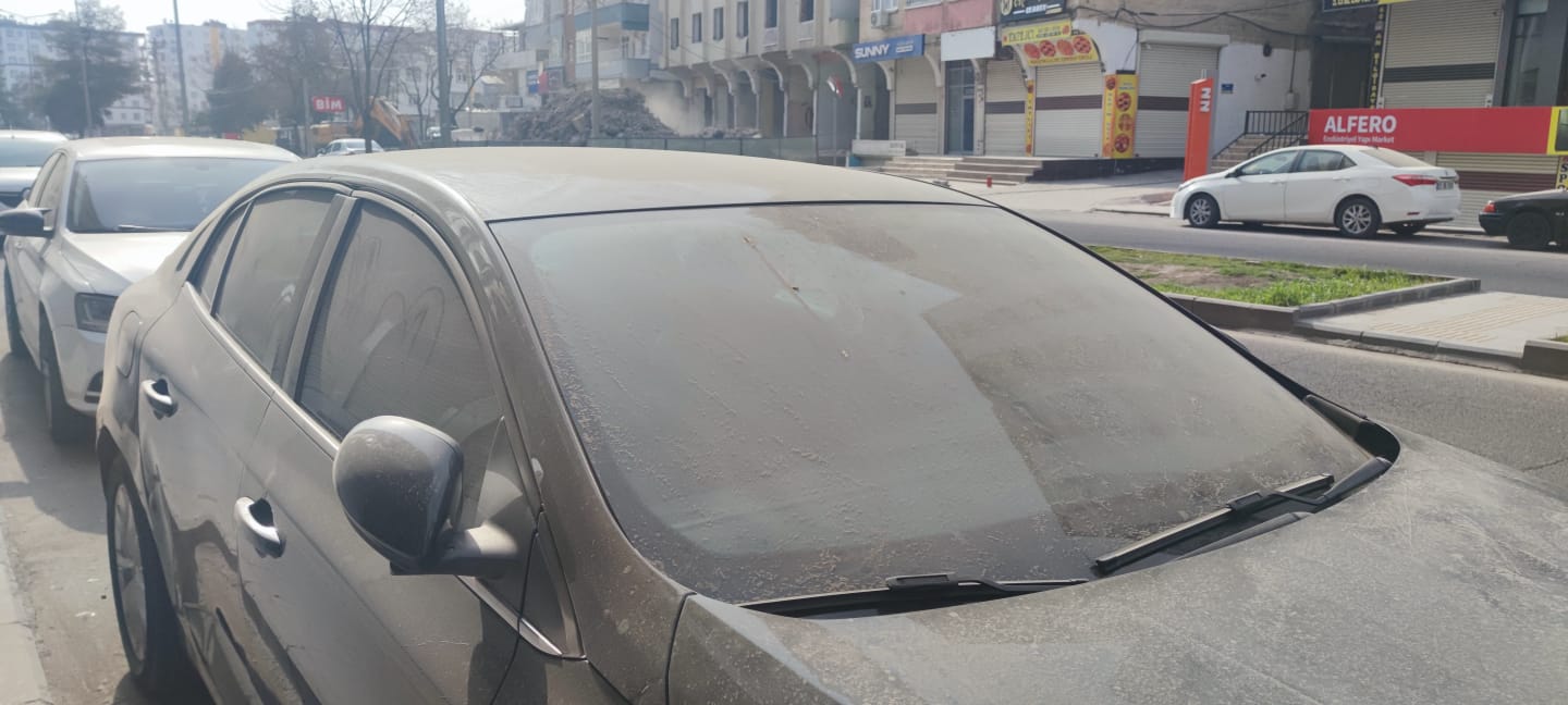 Yıkım çalışmaları toz bulutuna neden oldu, vatandaşlar isyan etti; NEFES ALAMIYORUZ!