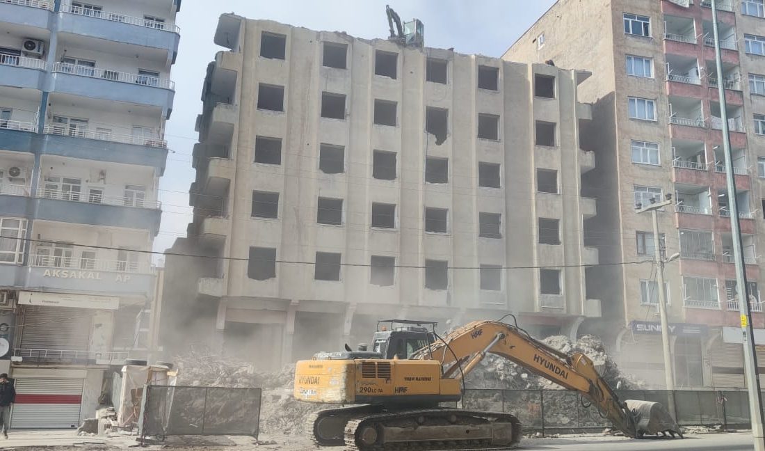 Yıkım çalışmaları toz bulutuna neden oldu, vatandaşlar isyan etti; NEFES ALAMIYORUZ! Diyarbakır’ın Bağlar İlçesi’nde deprem