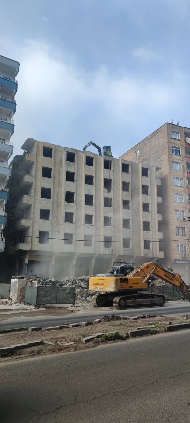 Yıkım çalışmaları toz bulutuna neden oldu, vatandaşlar isyan etti; NEFES ALAMIYORUZ!