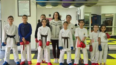 Türkiye Karate Şampiyonu Kızılaslan, minik sporcularla bir araya geldi
