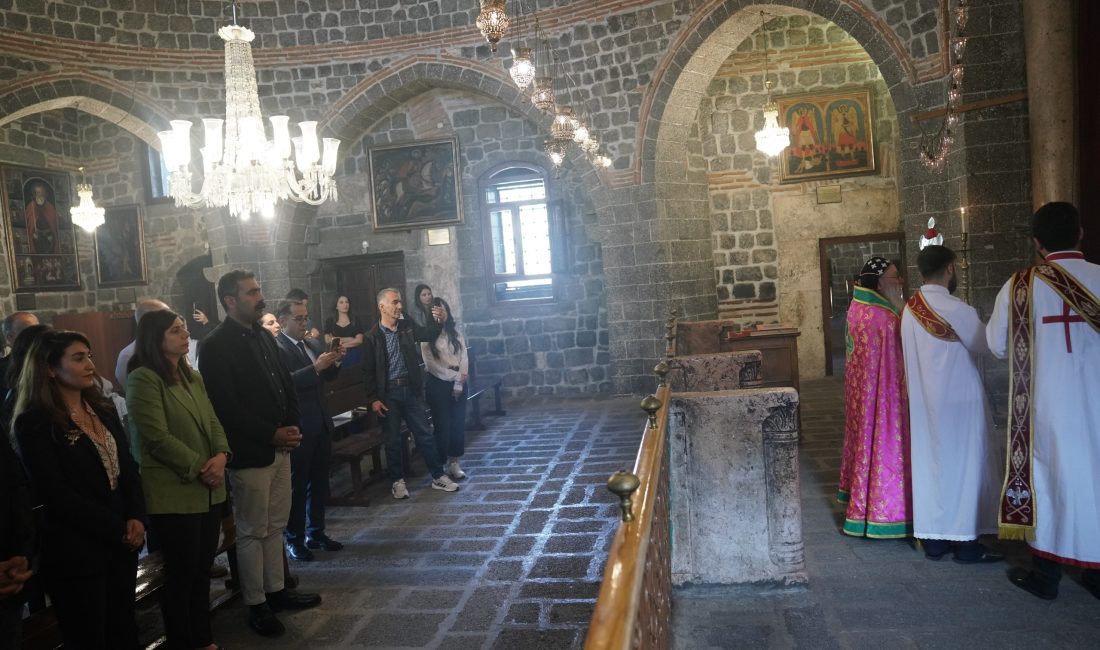 Eş Başkanlar, Meryem Ana Kilisesi’ndeki Paskalya ayinine katıldı Diyarbakır Büyükşehir Belediyesi Eş