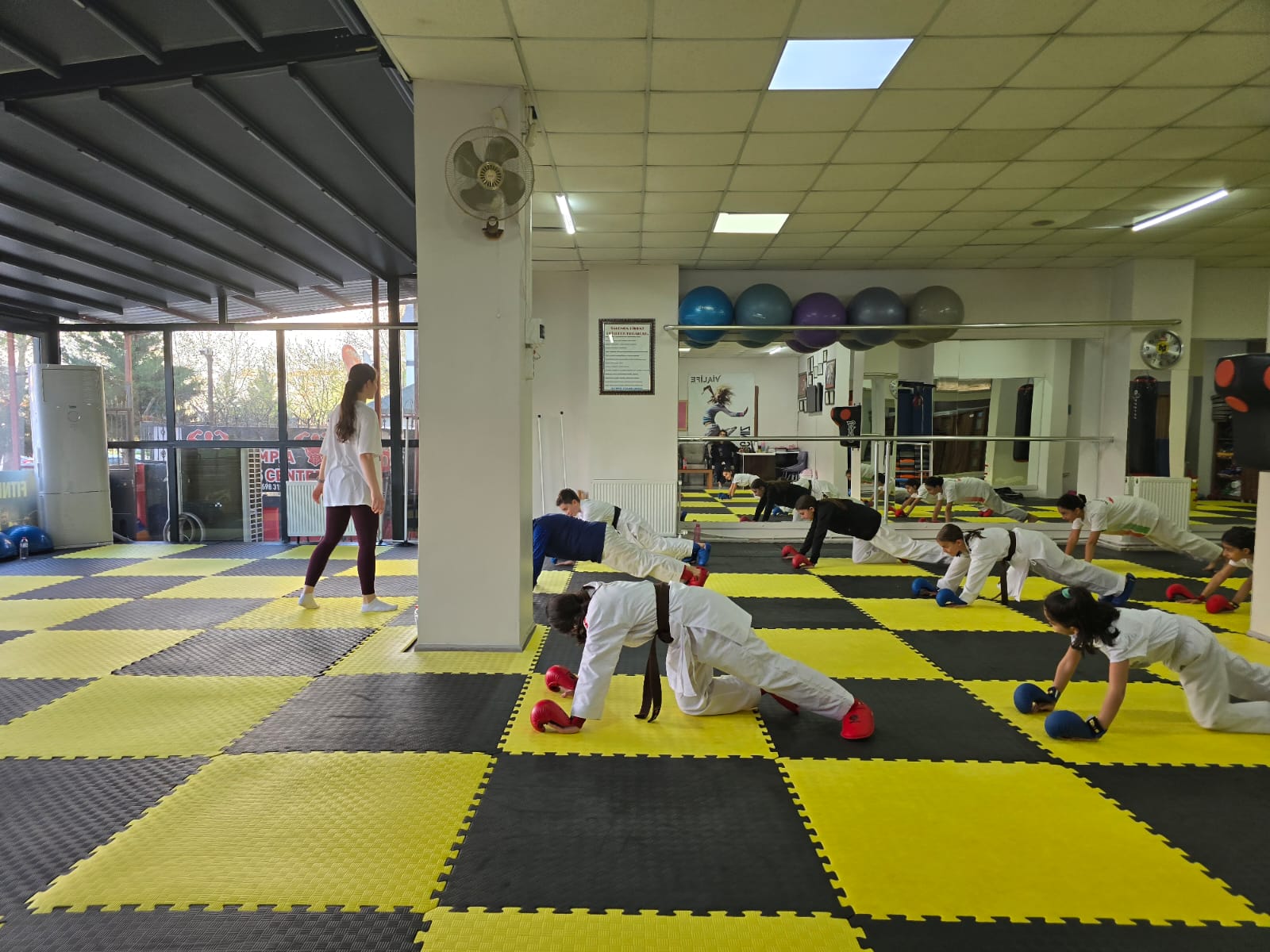 Türkiye Karate Şampiyonu Kızılaslan, minik sporcularla bir araya geldi