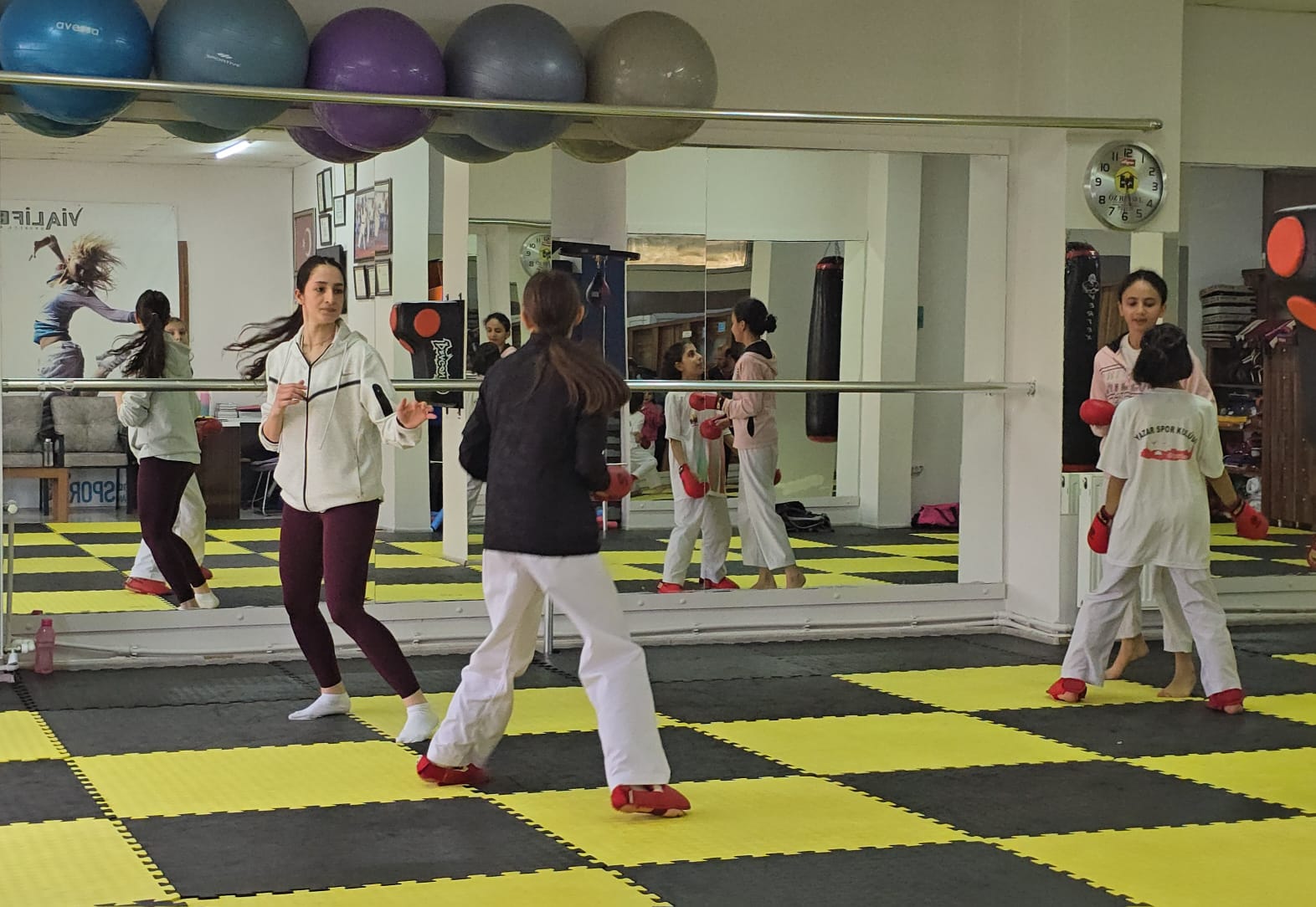 Türkiye Karate Şampiyonu Kızılaslan, minik sporcularla bir araya geldi