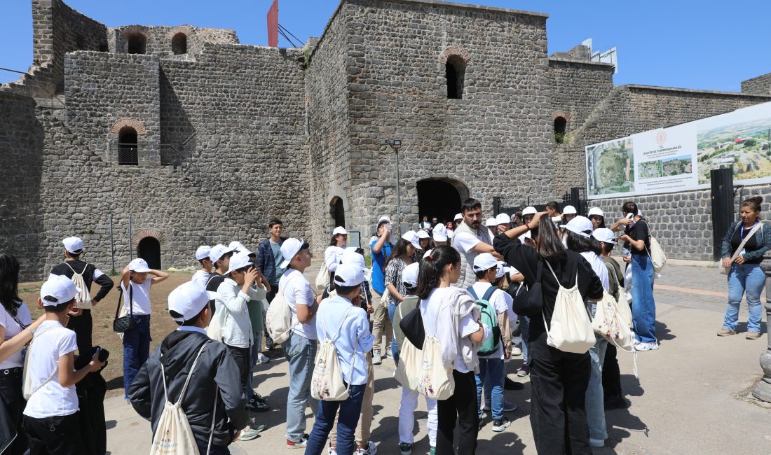 Çocuklar kentin tarihi mekanlarını gezdi Diyarbakır Büyükşehir Belediyesinin, çocukların