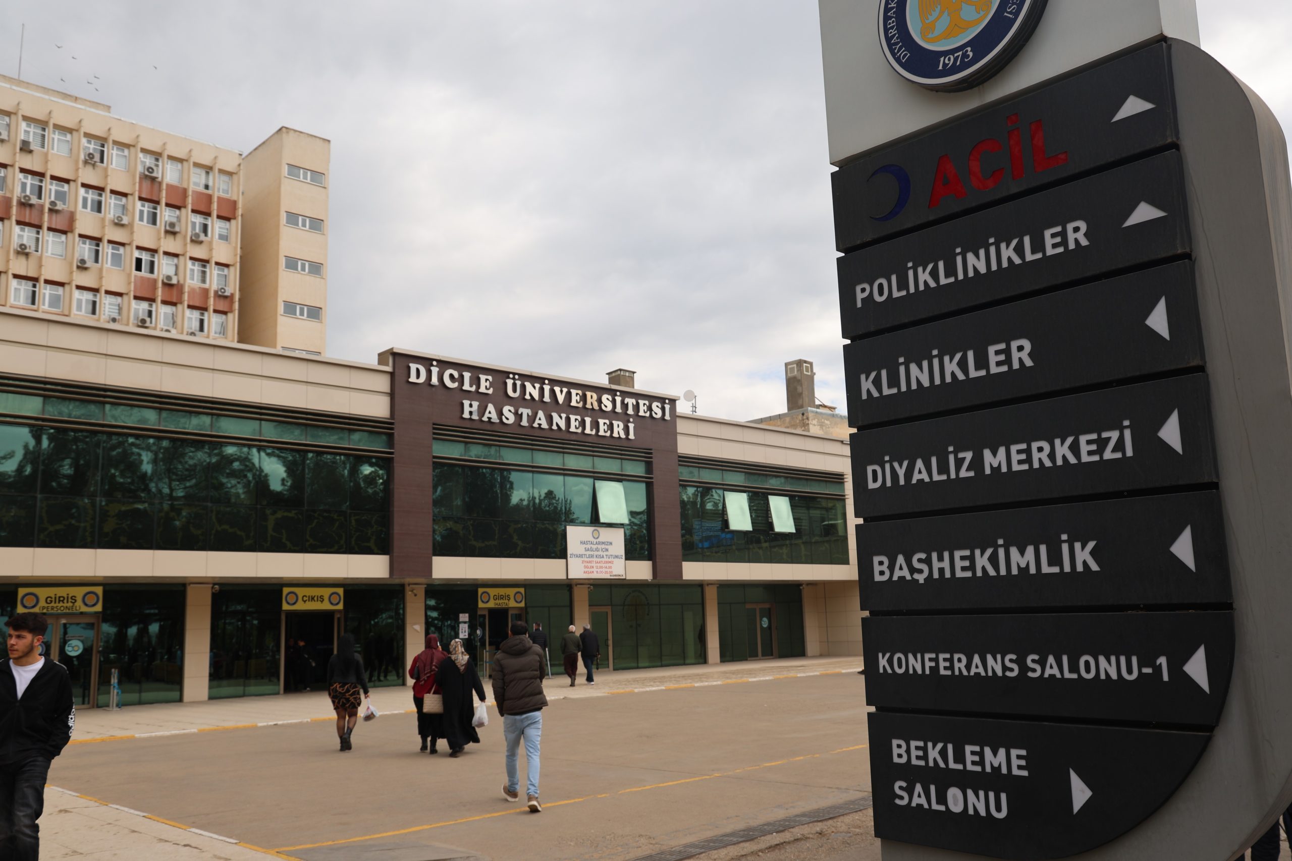 Dicle Üniversitesi Hastanesi doktorunun, ameliyat ettiği hastadan kuyumcunun IBAN'ına para atmasını istediği iddiası
