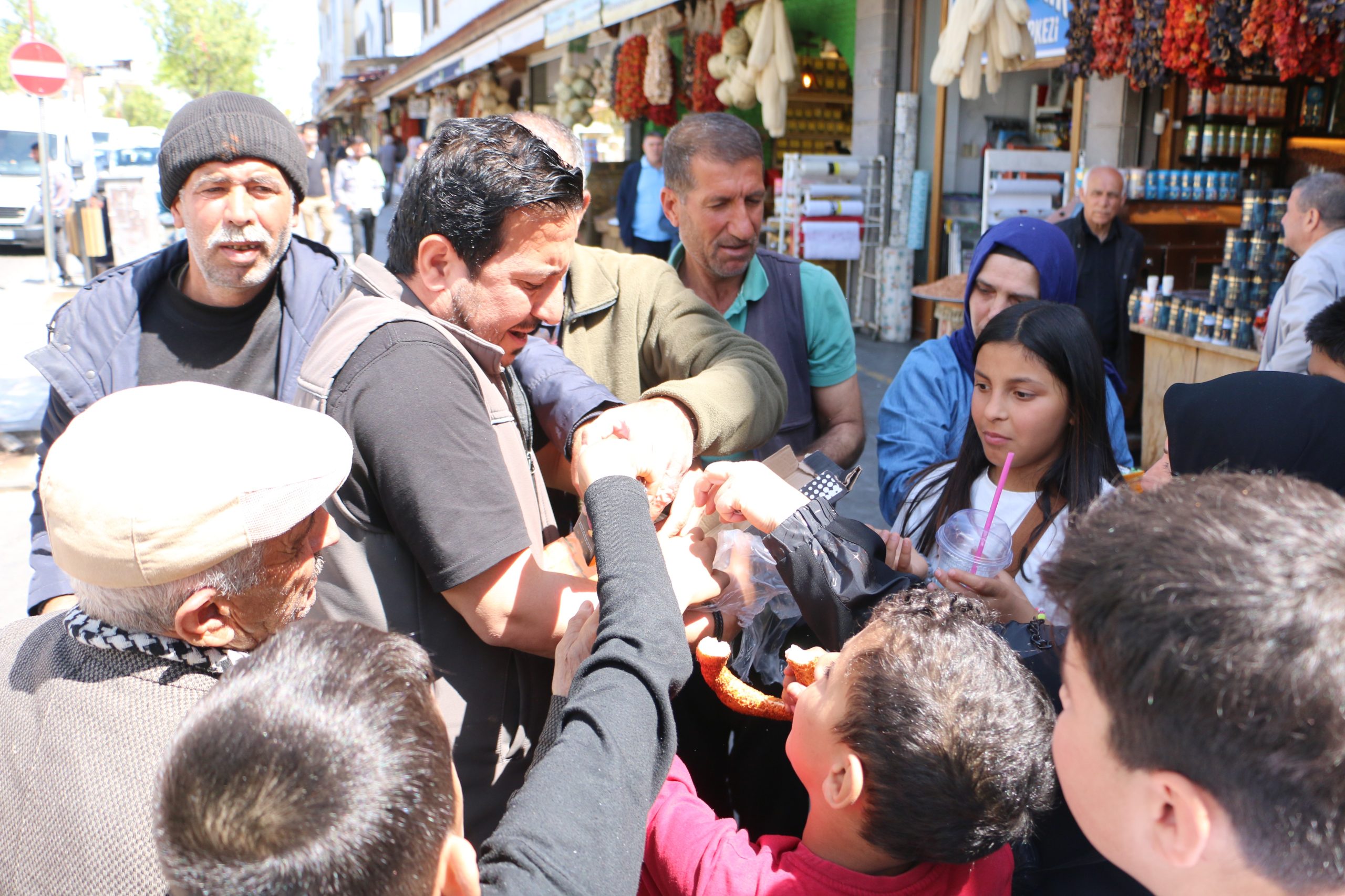 Diyarbakırlı fenomen 5 yıldır canlı yayın bağışlarıyla ücretsiz simit ve meyve suyu dağıtıyor
