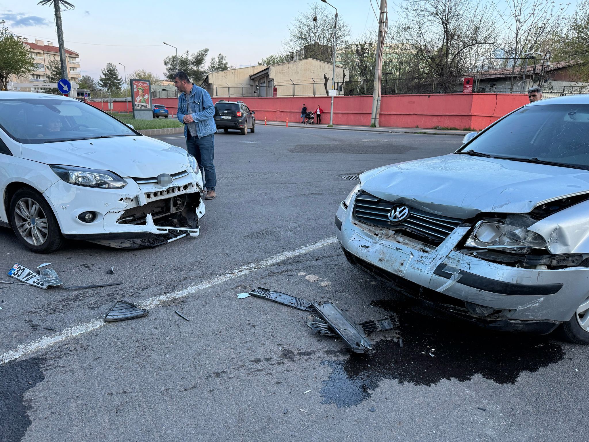 Kazaya karışan sürücü panik yaşadı, arabadan inmek istemedi