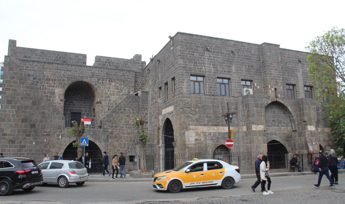 Diyarbakır'da surlarında Mervani Camii