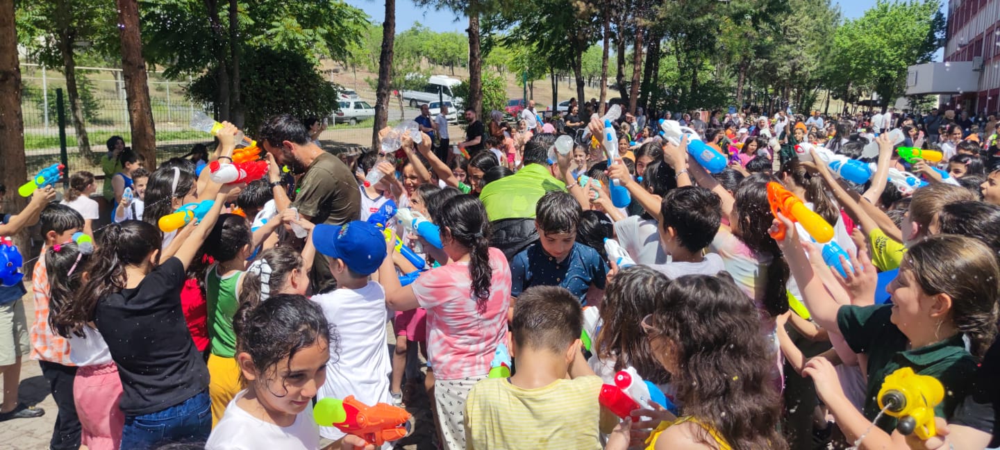 Minikler “Su Savaşıyla” serinledi!