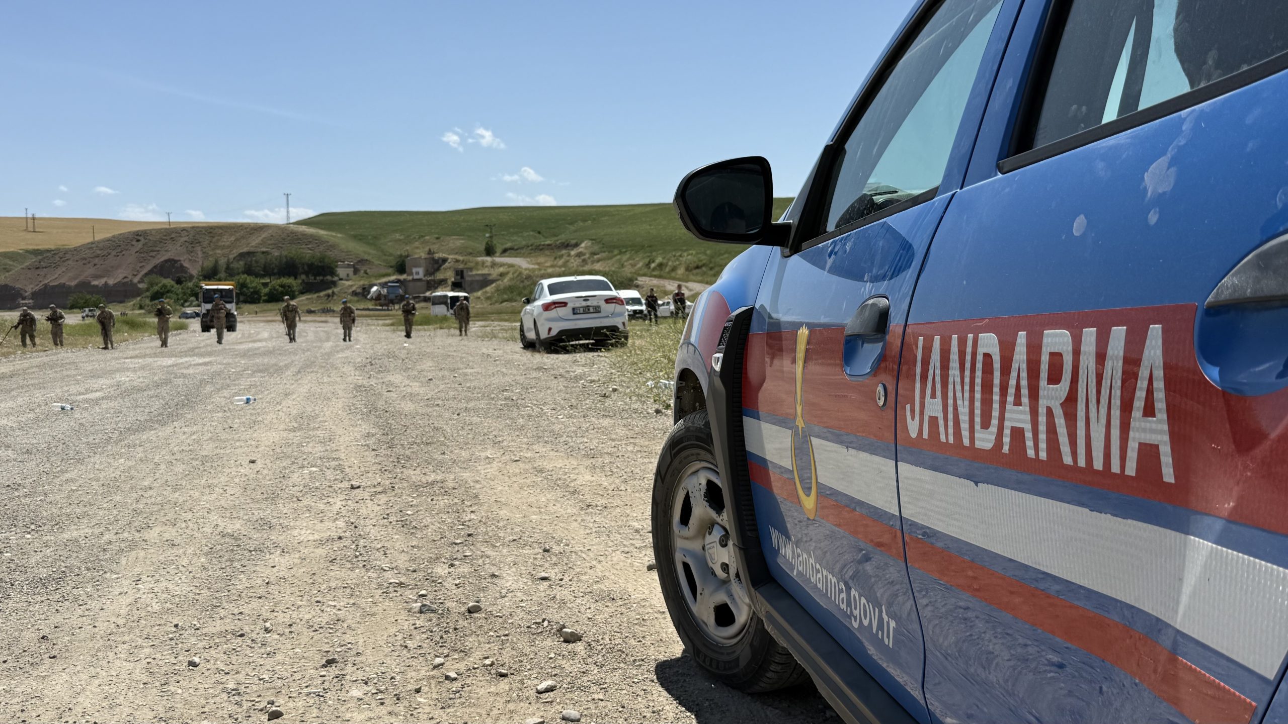 Diyarbakır’da baba oğul kamyonetle yanmış halde bulundu