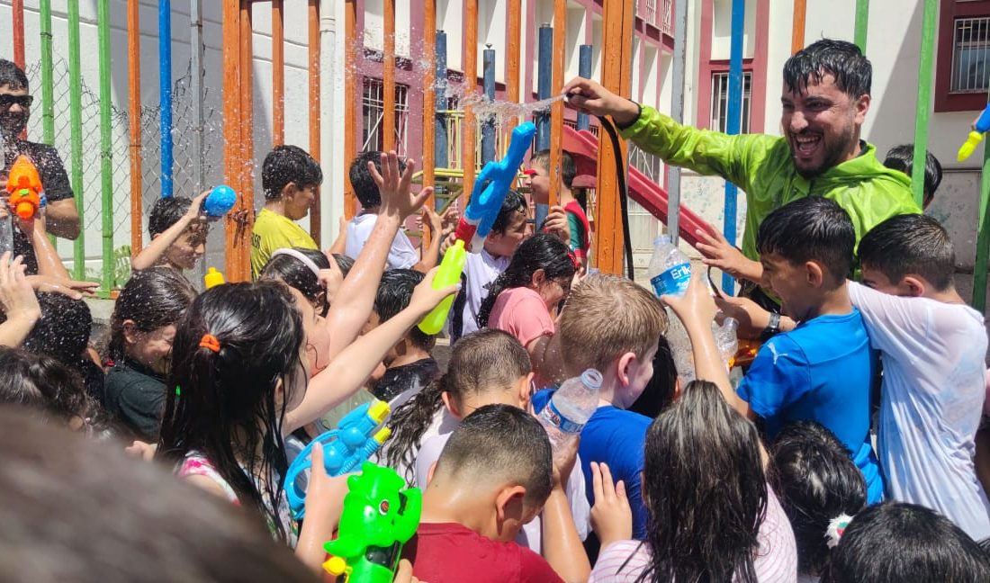 Minikler “Su Savaşıyla” serinledi! Diyarbakır'ın Yenişehir ilçesindeki Şehit