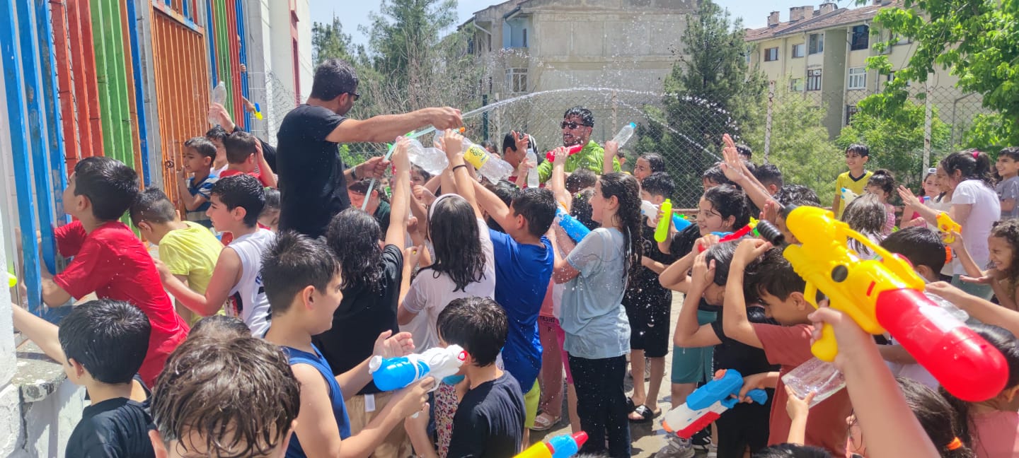 Minikler “Su Savaşıyla” serinledi!