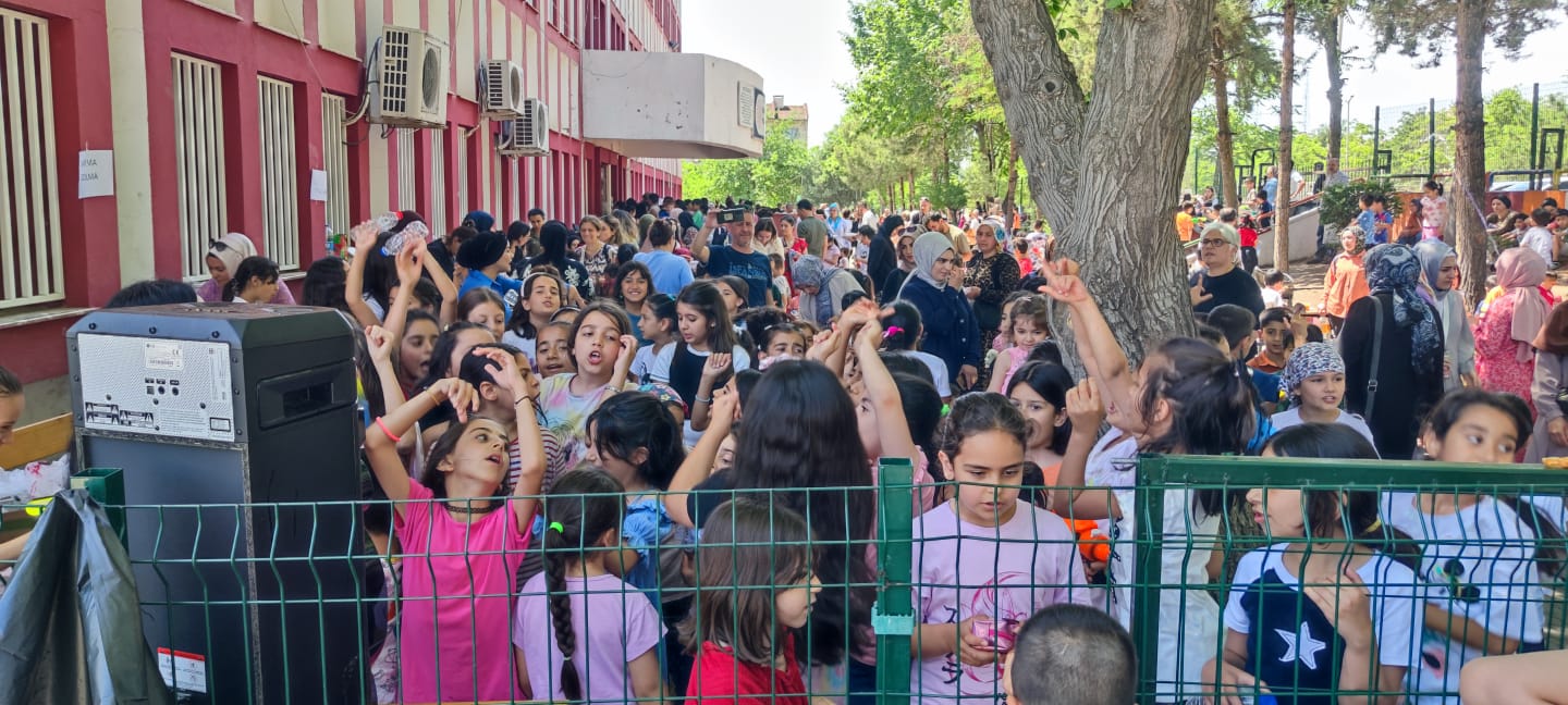 Minikler “Su Savaşıyla” serinledi!