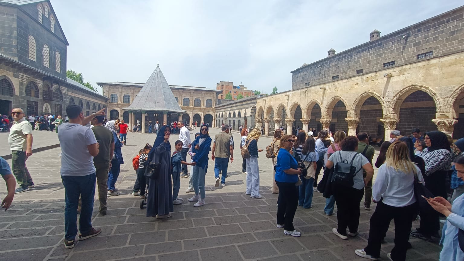 Diyarbakır'ın büyüleyici atmosferi turistleri mest etti: Esnafın yüzü gülüyor!