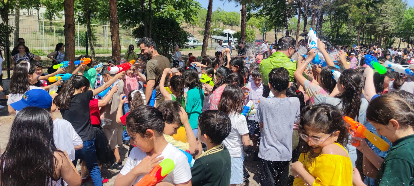 Minikler “Su Savaşıyla” serinledi!