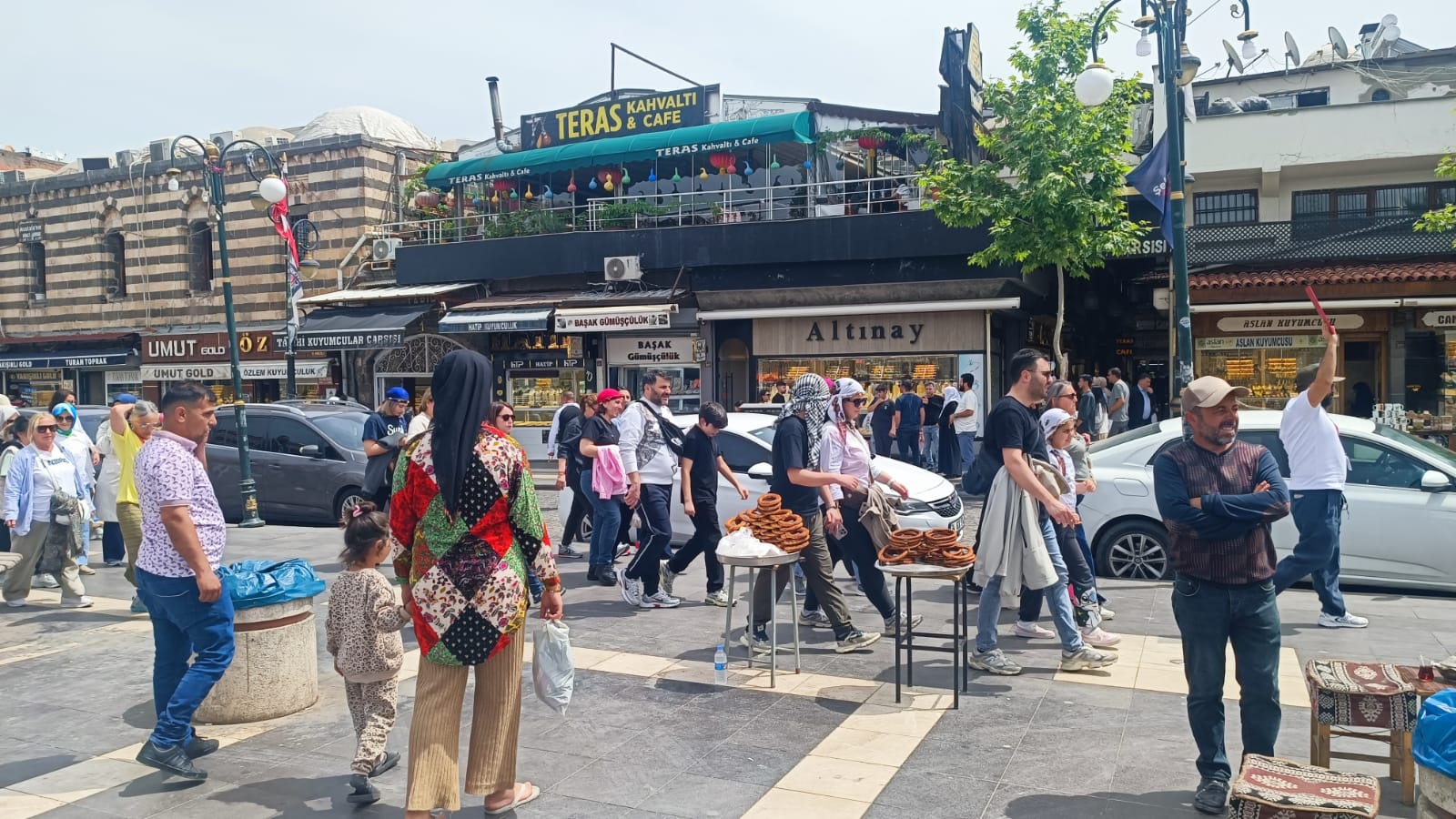Diyarbakır'ın büyüleyici atmosferi turistleri mest etti: Esnafın yüzü gülüyor!
