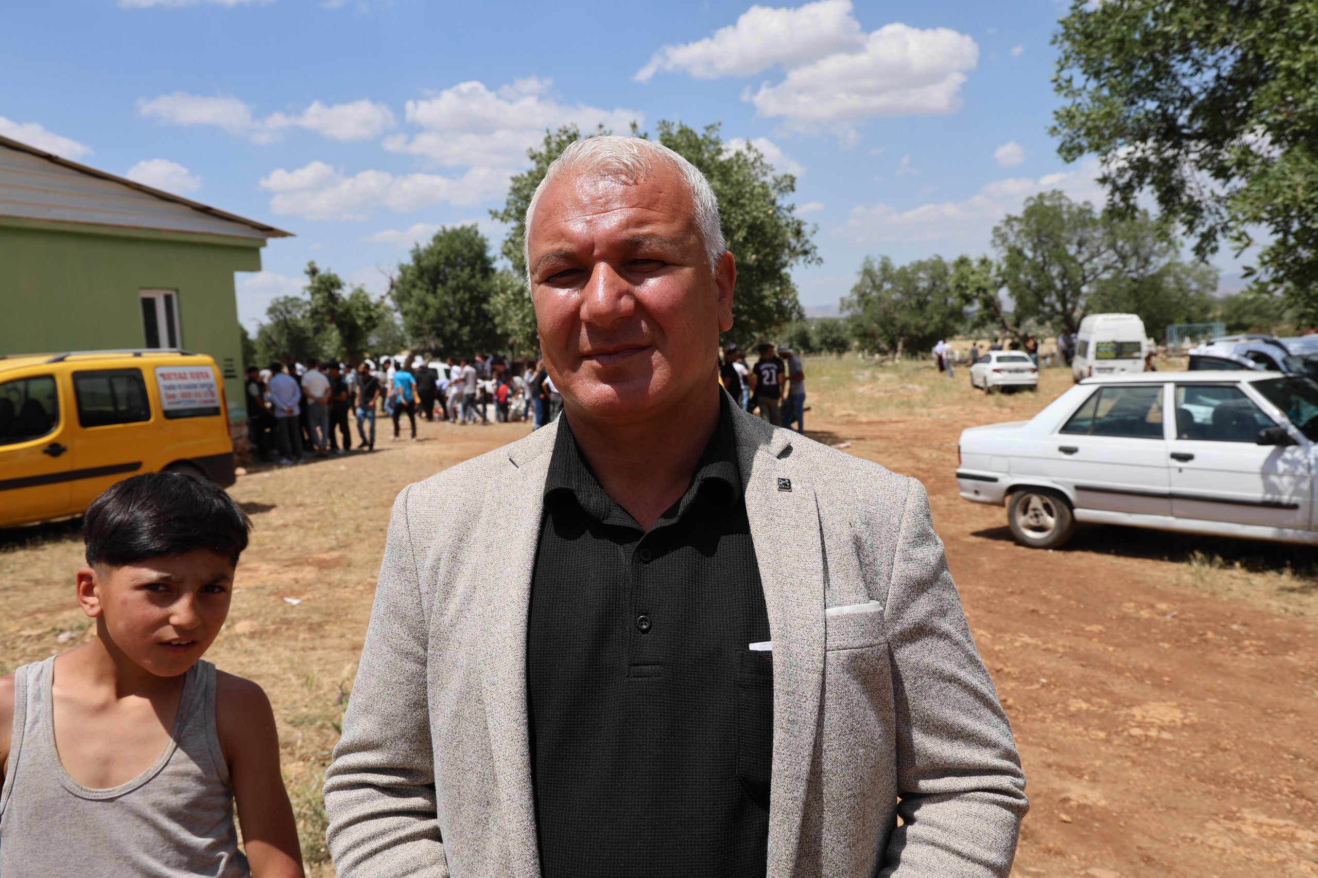 Diyarbakır'da asırlık gelenekte bir araya gelen gençler birbirlerini kırbaçlıyor