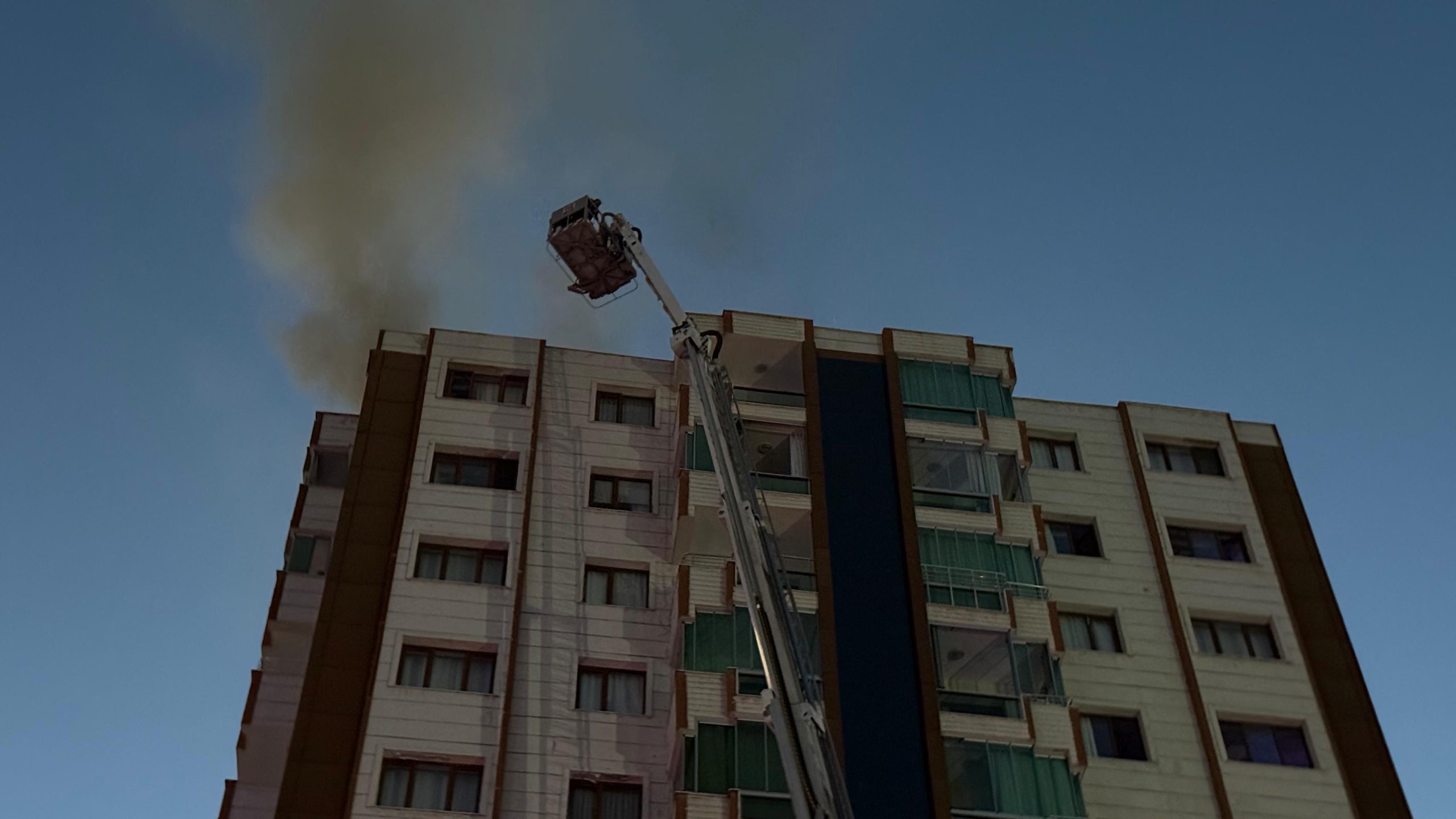 Diyarbakır'da 13 katlı binada çıkan yangında 3 kişi hayatını kaybetti